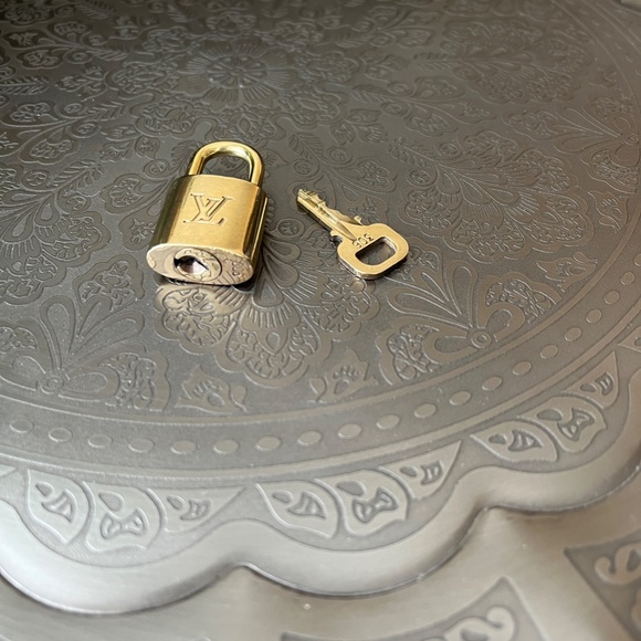 Louis Vuitton Lock and Key with ✨NWT STARBUCKS 2022 RED Jeweled Tumbler✨ - Picture 12 of 12